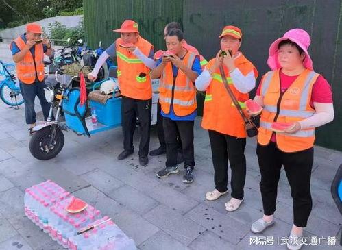 环卫工人免费吃瓜,免费吃瓜，清凉一夏  第2张